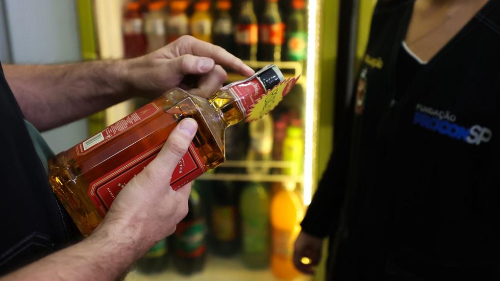 Após intoxicações por metanol, brasilienses evitam destilados